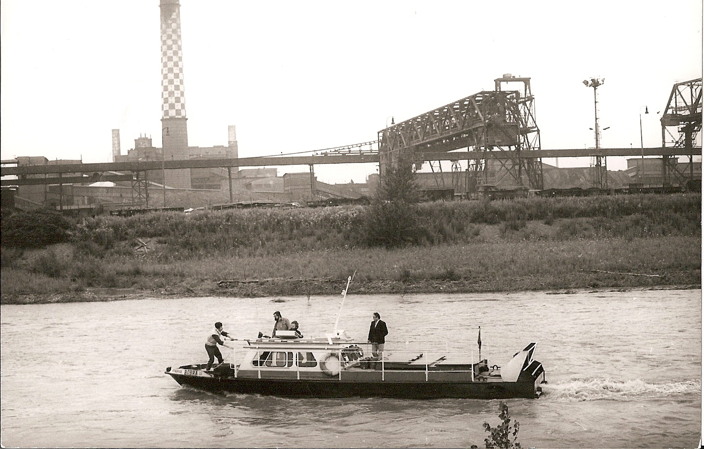 24.7.1980 - BOBRA na Ostravici v pozadí komín aglomerace a skládka rudy 1