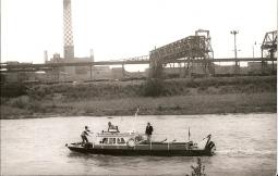 24.7.1980 - BOBRA na Ostravici v pozadí komín aglomerace a skládka rudy 1