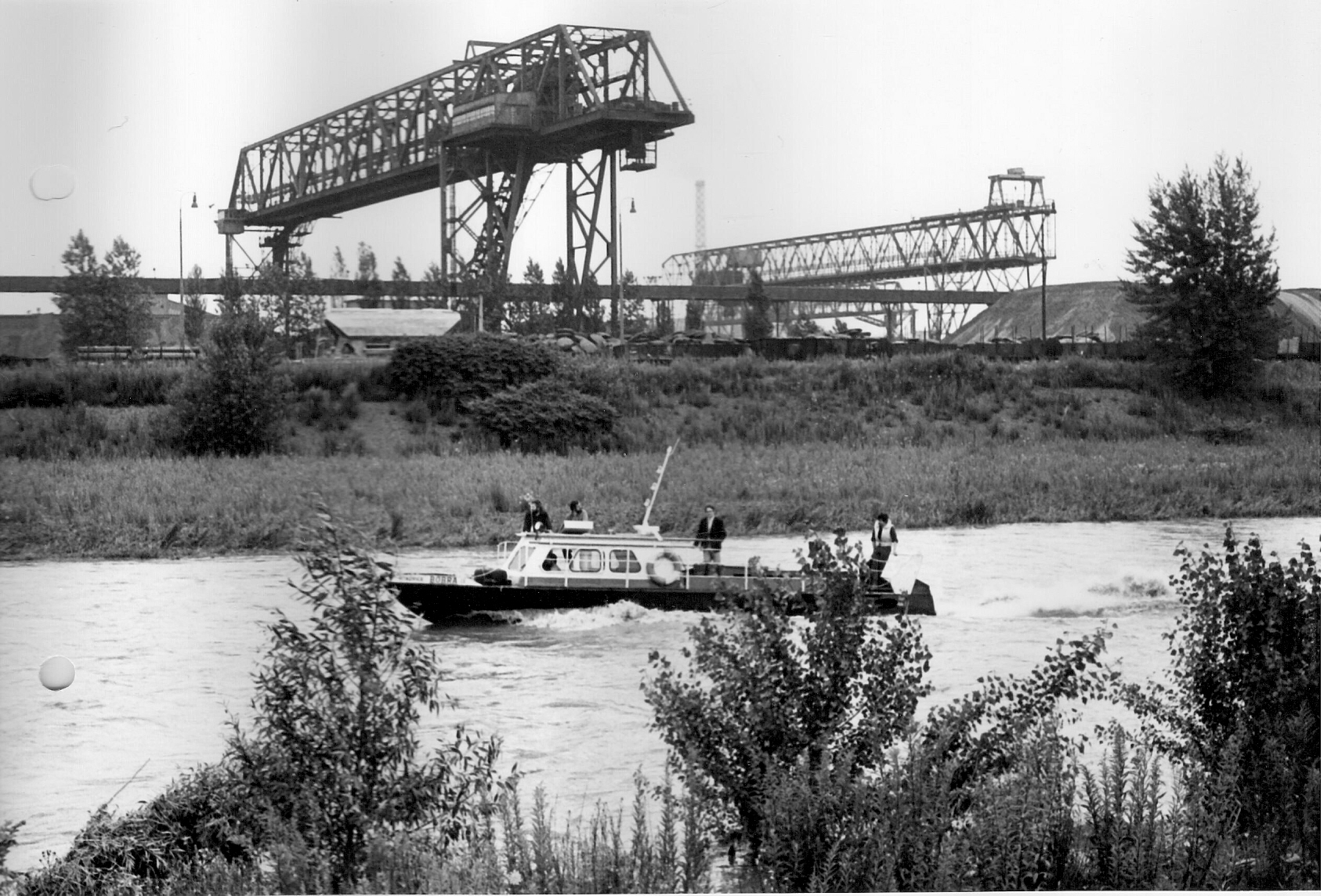 24.7.1980 - BOBRA na Ostravici v pozadí komín aglomerace a skládka rudy 2