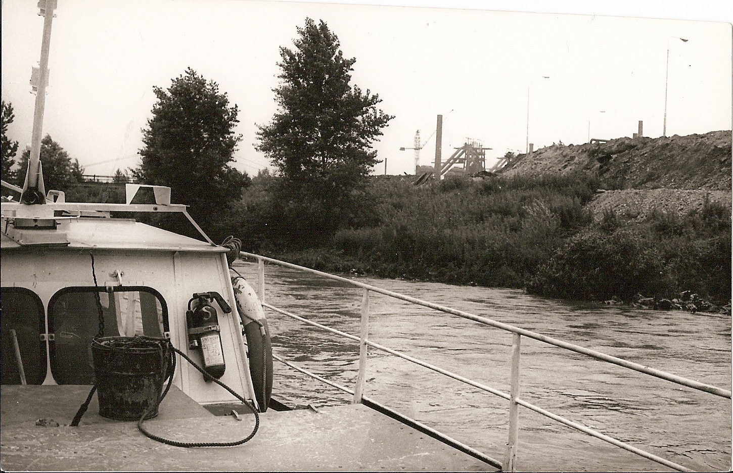 24.7.1980 - plavba  po Ostravici v pozadí vysoké pece 1