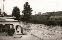 24.7.1980 - plavba  po Ostravici v pozadí vysoké pece 1