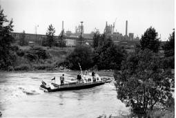 24.7.1980 - plavba  po Ostravici v pozadí vysoké pece 2