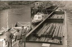 26.9.1978 - celníci při odbavování nákladu