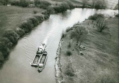 Remorkér typu Los se dvěma čluny na cestě do Ostravy