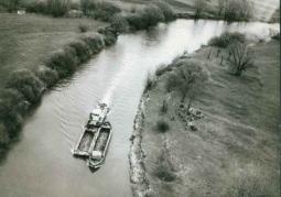 Remorkér typu Los se dvěma čluny na cestě do Ostravy