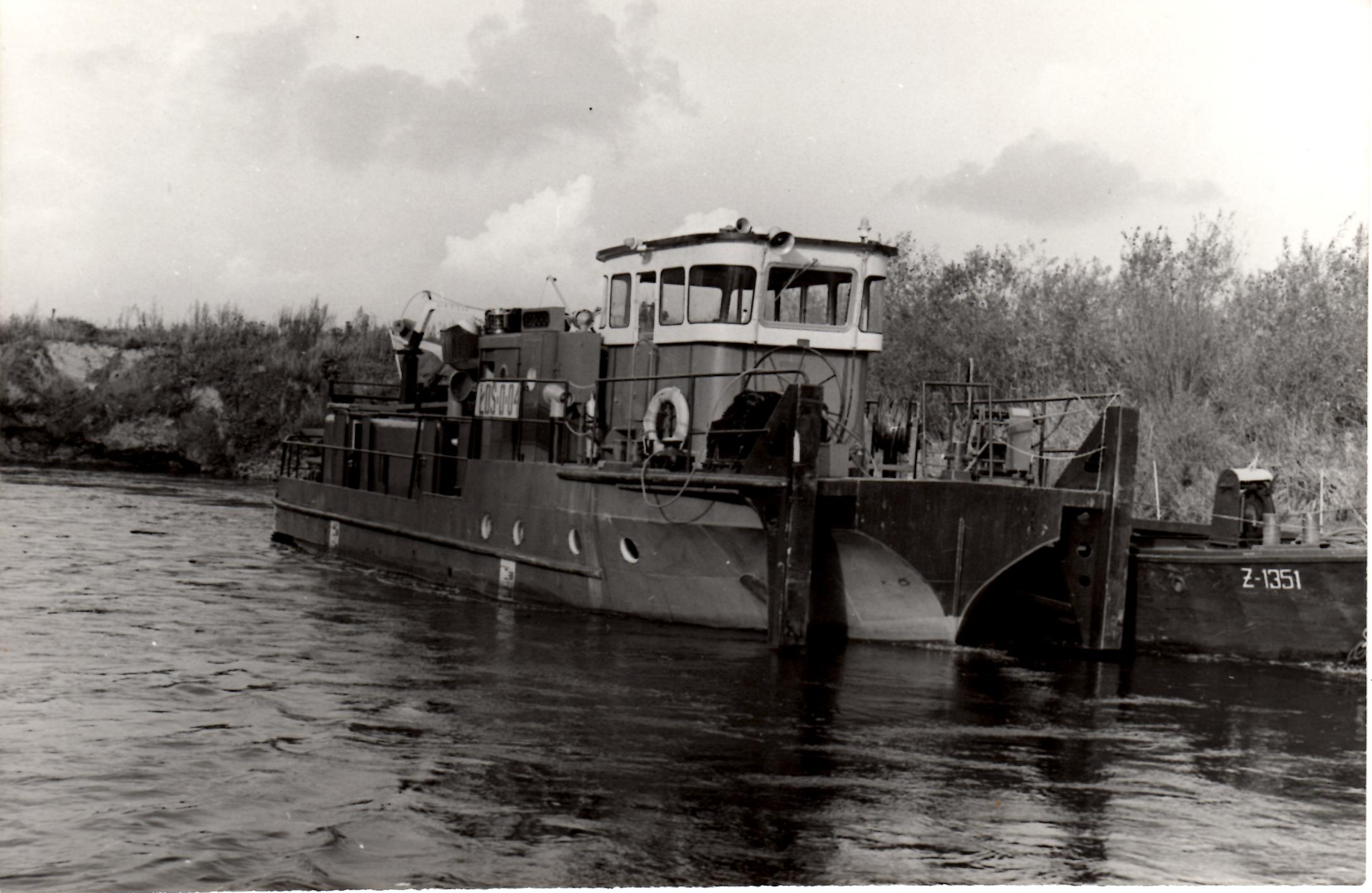 Tlačný remorkér Loš v přístavu Bohumín na Odře
